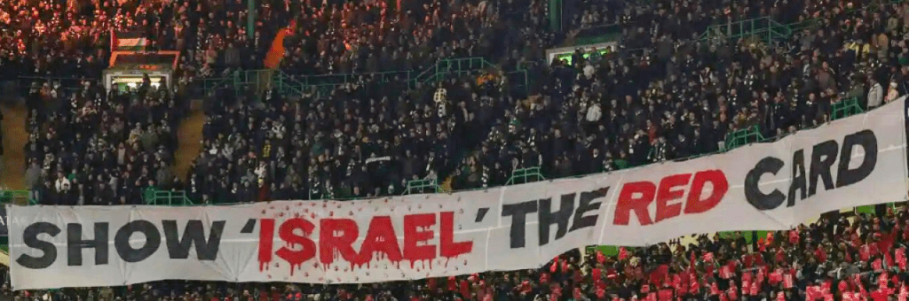 Pancarta en un estadi amb la inscripció "SHOW 'ISRAEL' THE RED CARD" en un ambient de suport a la causa palestina.